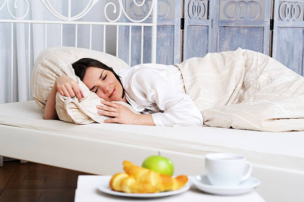 desayuno y un café por la mañana, mujer durmiendo cama - schlafend fotografías e imágenes de stock