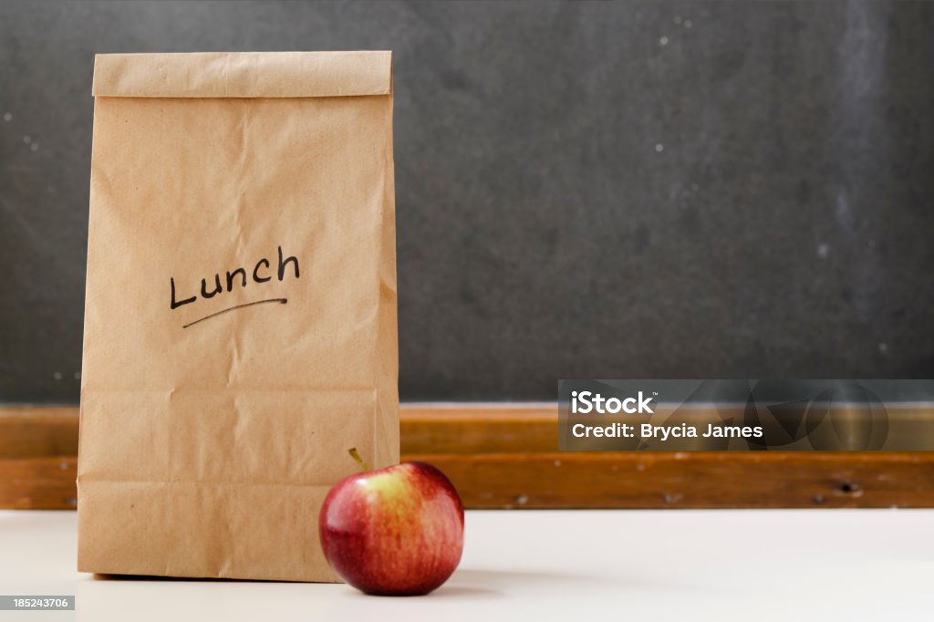 Bolsa de papel marrón del almuerzo, apple and chalkboard rojo - Foto de stock de Bolsa - Objeto fabricado libre de derechos