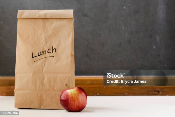 Pranzo A Sacco Carta Marrone Rosso Mela E Chalkboard - Fotografie stock e altre immagini di Borsa