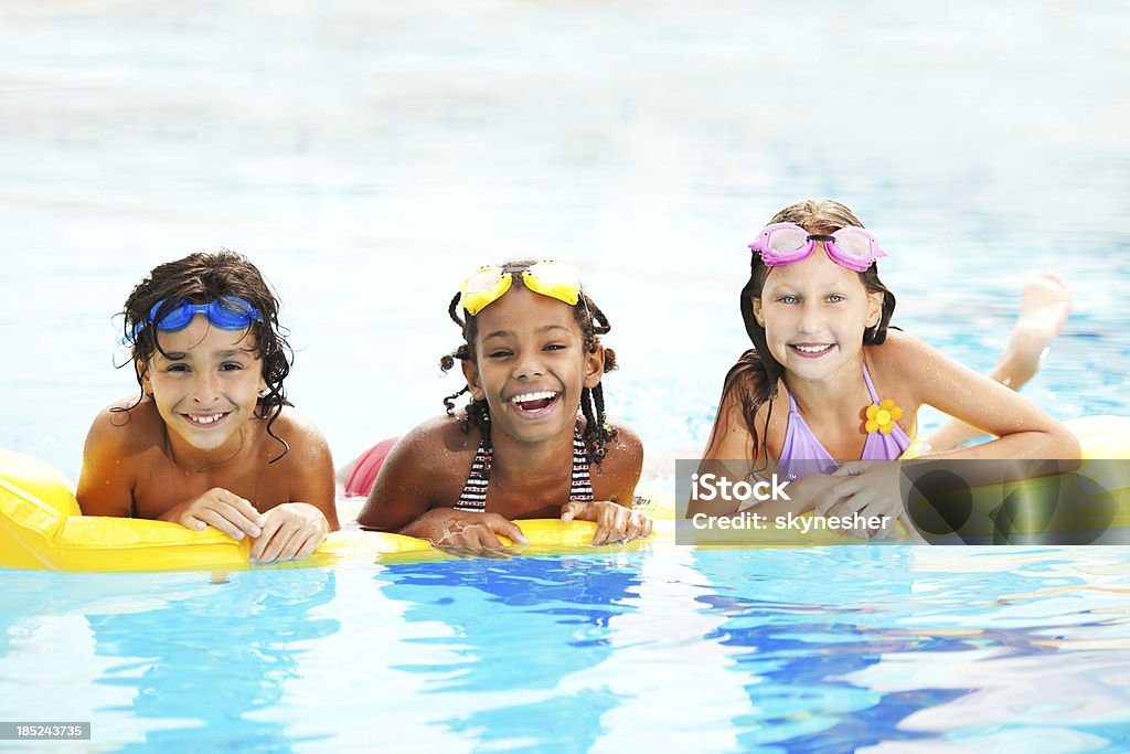 Feliz diversificado crianças em um pool - Royalty-free Piscina Foto de stock