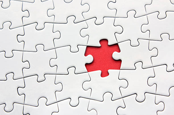 pièce manquant - jigsaw puzzle teamwork puzzle red photos et images de collection