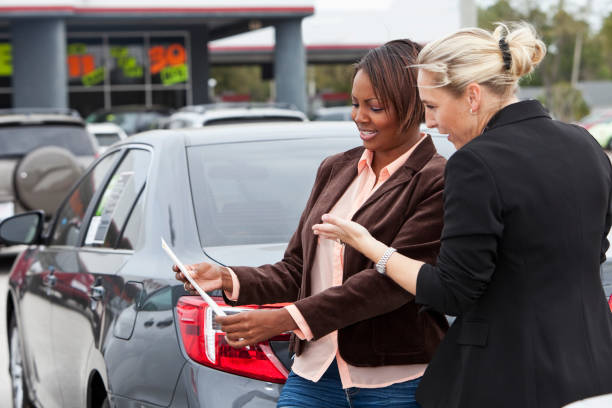 자동차모드 장보기를 - car old african descent car salesperson 뉴스 사진 이미지