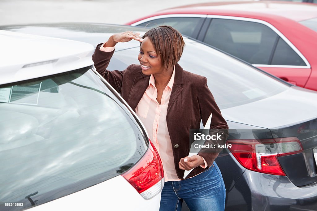 Mulher em carro lote Brochura de retenção - Royalty-free Carro Foto de stock