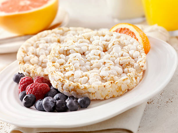 здоровый завтрак - rice cake стоковые фото и изображения