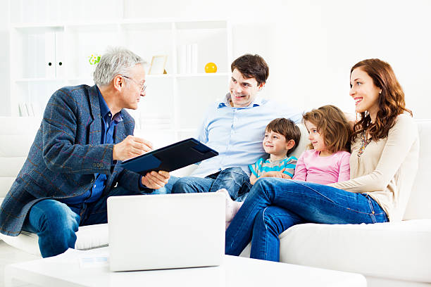 avec conseiller financier réunion de famille - lawyer family talking discussion photos et images de collection