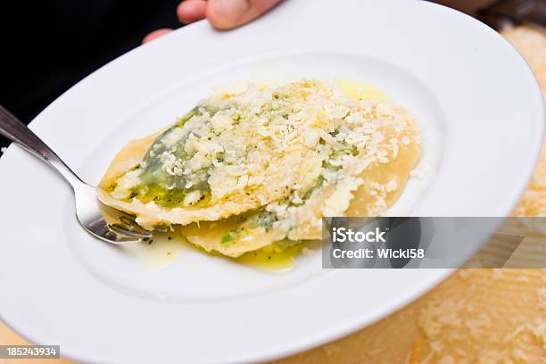 Caseras Raviolis Gigante Foto de stock y más banco de imágenes de Grande - Grande, Ravioli, Agarrar