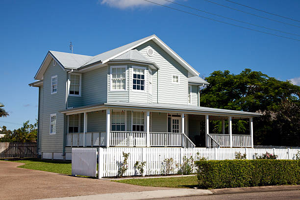 schöner colonial home mit blauem himmel - dachschindel stock-fotos und bilder