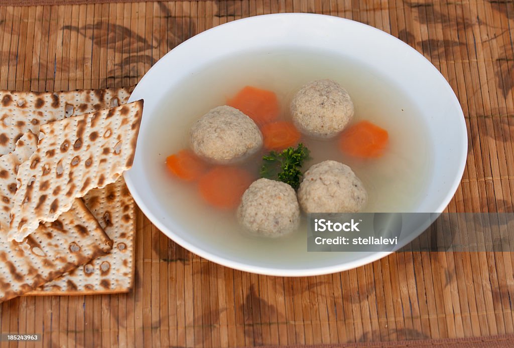Маца-мячи суп - Стоковые фото Суп с шариками из мацы роялти-фри