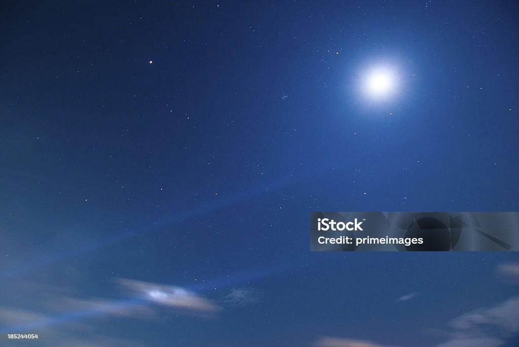 Moving sky por la noche - Foto de stock de Noche libre de derechos
