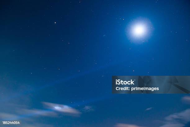 Двигаться Небо Ночное Время — стоковые фотографии и другие картинки Ночь - Ночь, Небо, Луна