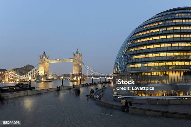 Tower Bridge E City Hall Londres Inglaterra - Fotografias de stock e mais imagens de Londres - Inglaterra - Londres - Inglaterra, Noite, Anoitecer