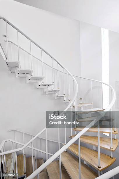 Escalera En Casa Moderna Foto de stock y más banco de imágenes de A la moda - A la moda, Arquitectura, Baranda