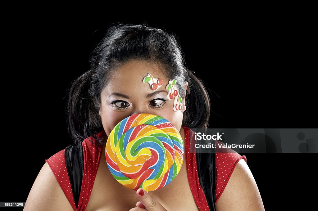 Cherry menina olhando Vesgo no big lollipop. - Foto de stock de Cereja royalty-free