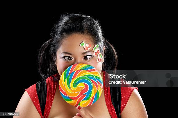 Foto de Cherry Menina Olhando Vesgo No Big Lollipop e mais fotos de stock de Cereja - Cereja, Foto de estúdio, Retrato