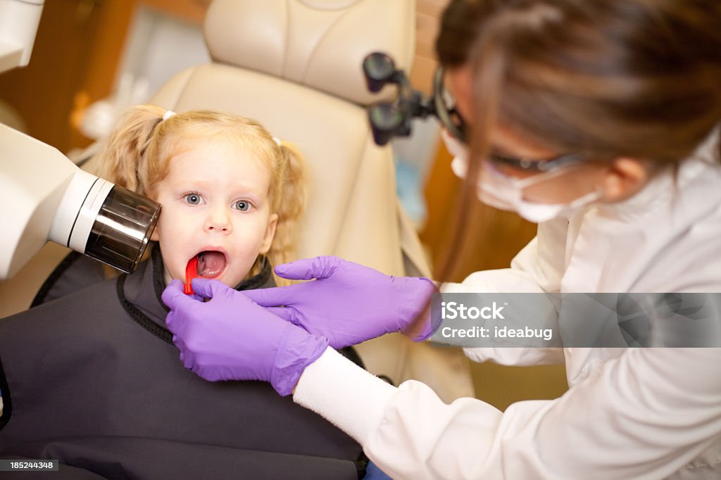 Giovane ragazza ottenere denti radiografata in ufficio dentale - Foto stock royalty-free di Bambino