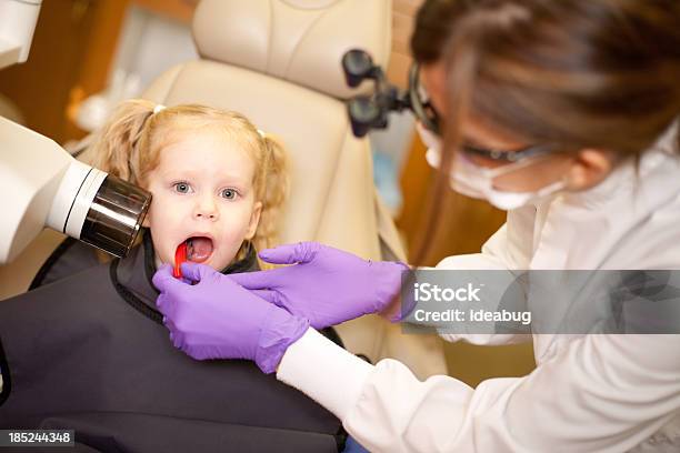 Giovane Ragazza Ottenere Denti Radiografata In Ufficio Dentale - Fotografie stock e altre immagini di Bambino