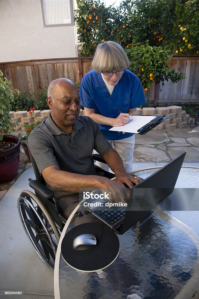 Trabajador de asistencia sanitaria senior de ayuda para personas con discapacidades - Foto de stock de Ada Township libre de derechos