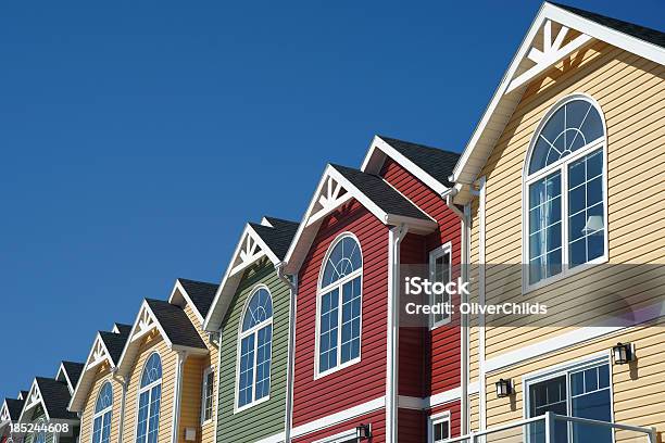 Farbenfrohe Stadt Häusern Stockfoto und mehr Bilder von Reihenhaus - Reihenhaus, Mehrfamilienhaus, In einer Reihe