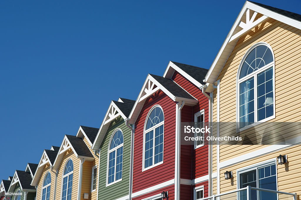 Casas de cidade de cores vibrantes - Foto de stock de Casa em fileira royalty-free