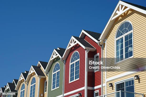 Foto de Casas De Cidade De Cores Vibrantes e mais fotos de stock de Casa em fileira - Casa em fileira, Residência na Cidade, Fileira