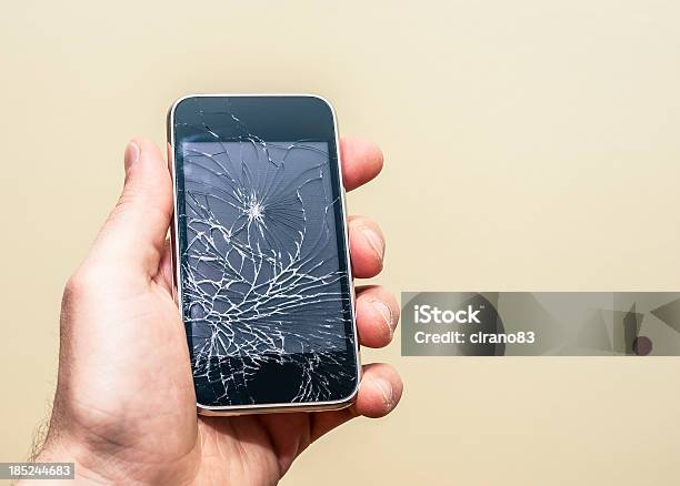 Mão Segurando Um Telefone Inteligente Partidas - Fotografias de stock e mais imagens de Obsoleto - Obsoleto, Telefone Móvel, Acessório