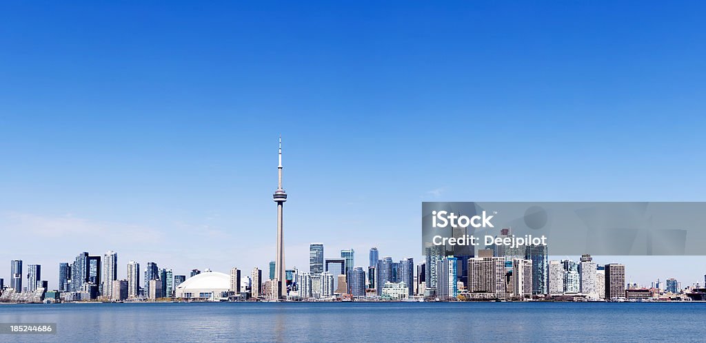 Toronto horizonte en la distancia en un día claro - Foto de stock de Toronto libre de derechos