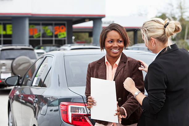 자동차모드 장보기를 - car old african descent car salesperson 뉴스 사진 이미지