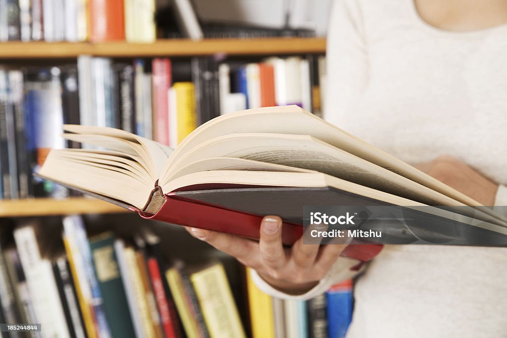 Femme tenant un livre ouvert - Photo de Dictionnaire libre de droits