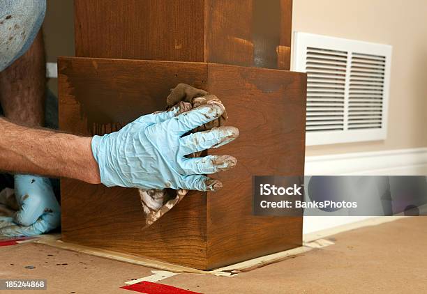 House Painter Auftragenfärbung Einer Kirschesäule Stockfoto und mehr Bilder von Auftragen