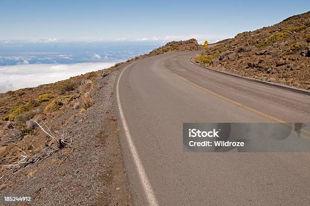 Kręta Droga Z Wulkanu Haleakala Maui - zdjęcia stockowe i więcej obrazów Droga - Droga, Ramię - Staw, Arteria