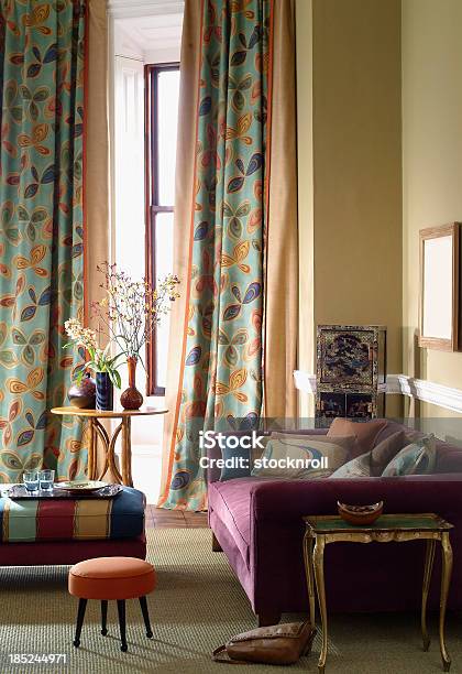 内側の 3 人掛けのソファーを配したリビングルーム - インテリアのストックフォトや画像を多数ご用意 - インテリア, カーテン, ガラス