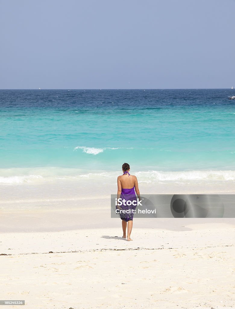 Junge Frau am Strand - Lizenzfrei Aktiver Lebensstil Stock-Foto