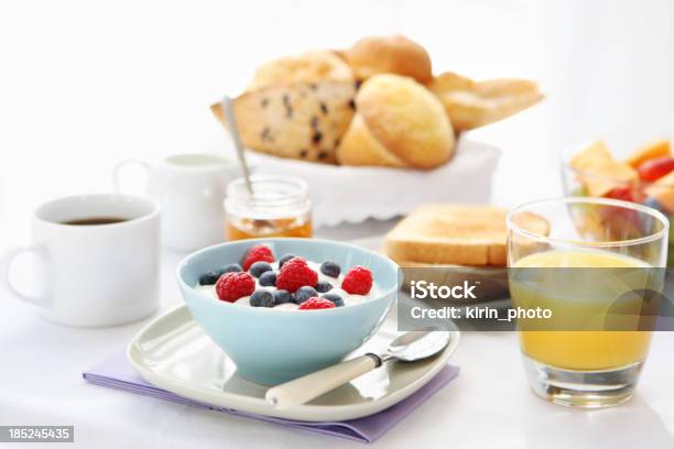 Mesa De Desayuno Foto de stock y más banco de imágenes de Yogur - Yogur, Café - Bebida, Desayuno