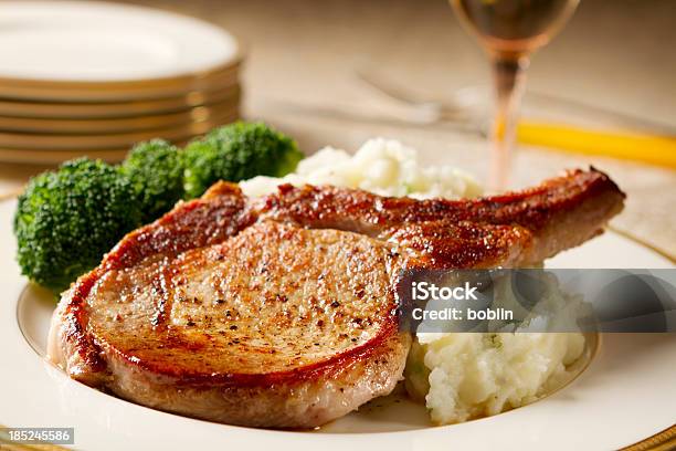 Chuleta De Cerdo Con La Cena Foto de stock y más banco de imágenes de Chuleta - Chuleta, Hacer puré, Carne de cerdo