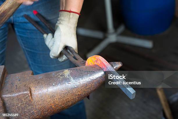 Bigorna De Trabalho - Fotografias de stock e mais imagens de Adulto - Adulto, Bigorna, Calor