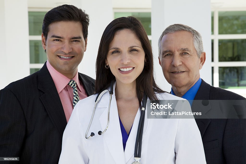 Multi-etnica personale medico in ospedale sul posto di lavoro - Foto stock royalty-free di 70-79 anni