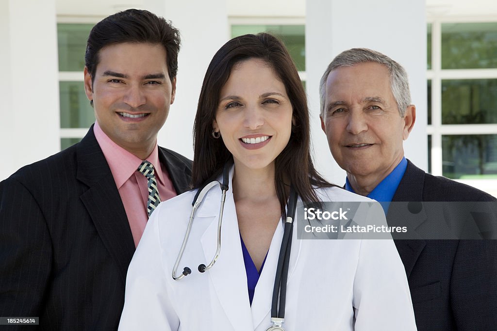 Multi-étnica equipe médica em frente ao hospital local de trabalho - Foto de stock de 30 Anos royalty-free