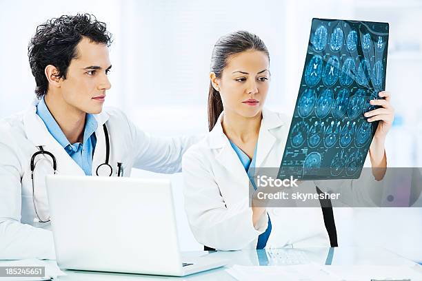 2 つの医師脳の X 線 - CTのストックフォトや画像を多数ご用意 - CT, MRI検査, X線撮影