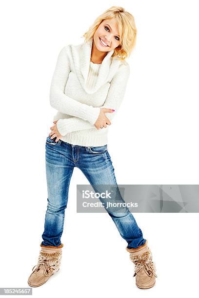 Schöne Junge Blonde Frau In Weißen Pullover Und Jeans Stockfoto und mehr Bilder von Blau