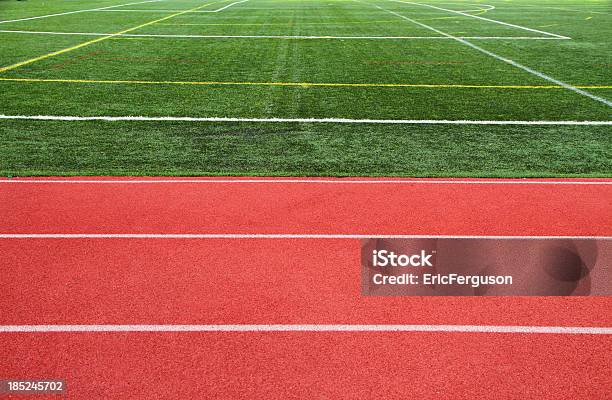 Ractrack Und Gras Feld Im Sportstätte Stockfoto und mehr Bilder von Sportplatz - Sportplatz, Grundstück, Laufbahn