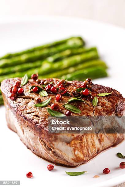 Filete De Carne De Res Con Pimienta Rosa Y Espárragos Foto de stock y más banco de imágenes de Aislado