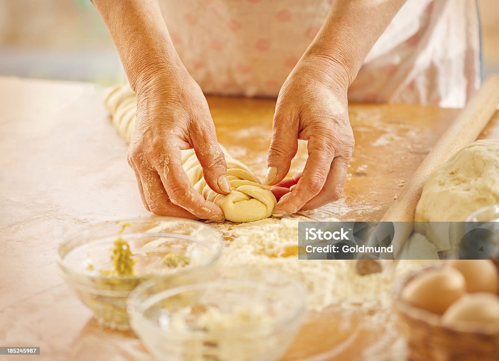 Impastare la pasta - Foto stock royalty-free di Lievito