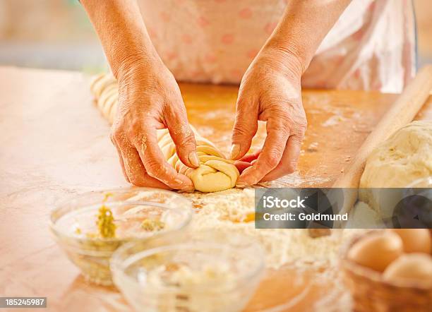 Impastare La Pasta - Fotografie stock e altre immagini di Lievito - Lievito, Treccine, Abilità