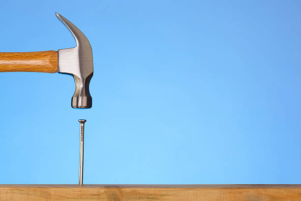 сделать это сами; молоток ударяя гвоздь на руководителе - hammer nail work tool construction стоковые фото и изображения