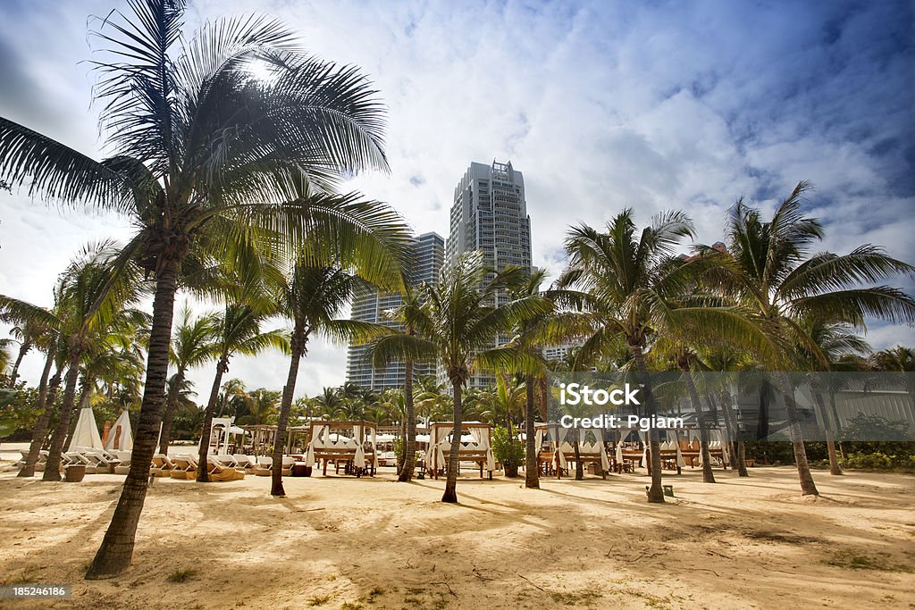 Cabana cabanas em um resort de praia em Miami South - Foto de stock de Cabana de Praia royalty-free