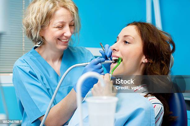 Dentista E Paziente - Fotografie stock e altre immagini di Dentista - Dentista, Adulto, Allegro