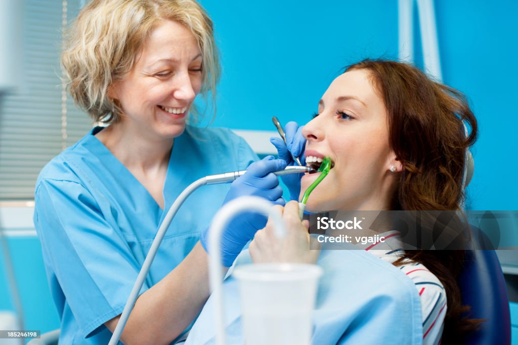 Dentista e paciente do sexo feminino - Royalty-free Dentista Foto de stock