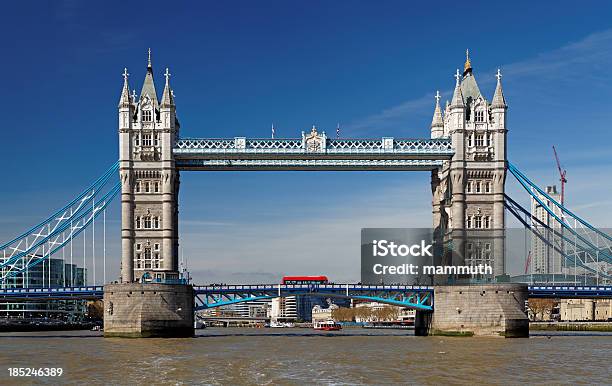 Tower Bridge A Londra - Fotografie stock e altre immagini di Ambientazione esterna - Ambientazione esterna, Architettura, Bandiera