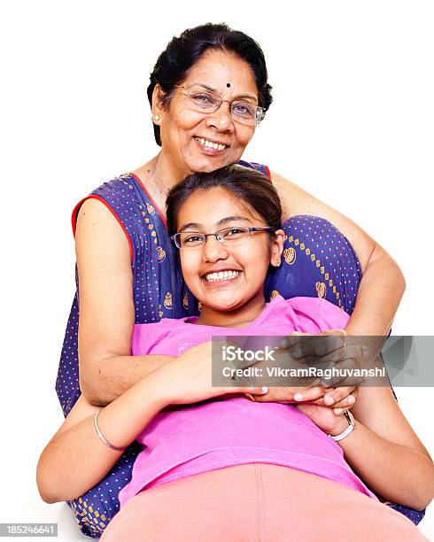 Allegro Indiano Donna Anziana Nonna Con Il Nipote Femmina - Fotografie stock e altre immagini di India