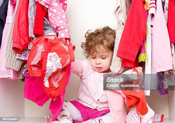 아기 여자아이 자신의 옷을 선택할 옷장에 대한 스톡 사진 및 기타 이미지 - 옷장, 유아, 12-17 개월